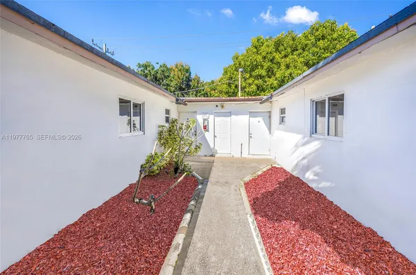 a view of an house with backyard and swimming pool