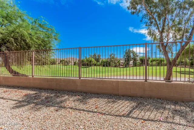 a view of a back yard