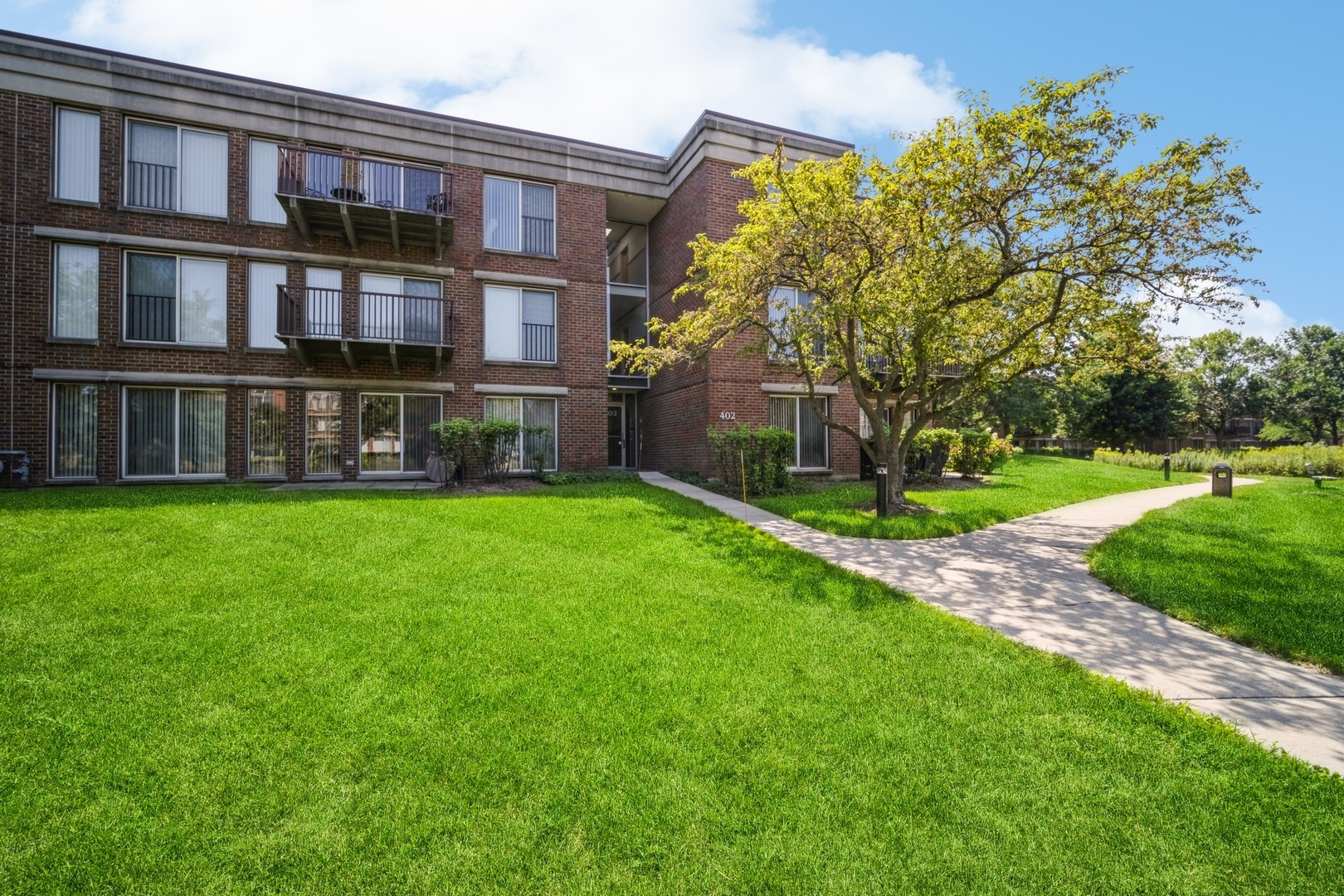 402 Kelburn Road, Unit 221 Deerfield, IL 60015 - Photo 1 of 10 Gallery Image 1