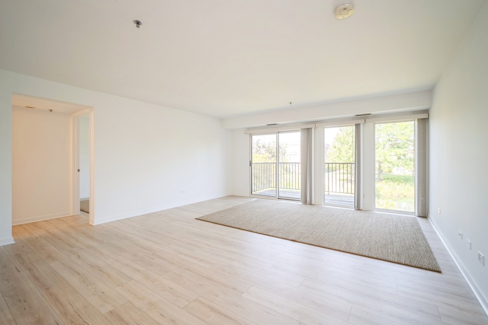 402 Kelburn Road, Unit 221 Deerfield, IL 60015 - Photo 5 of 10 Gallery Image 5