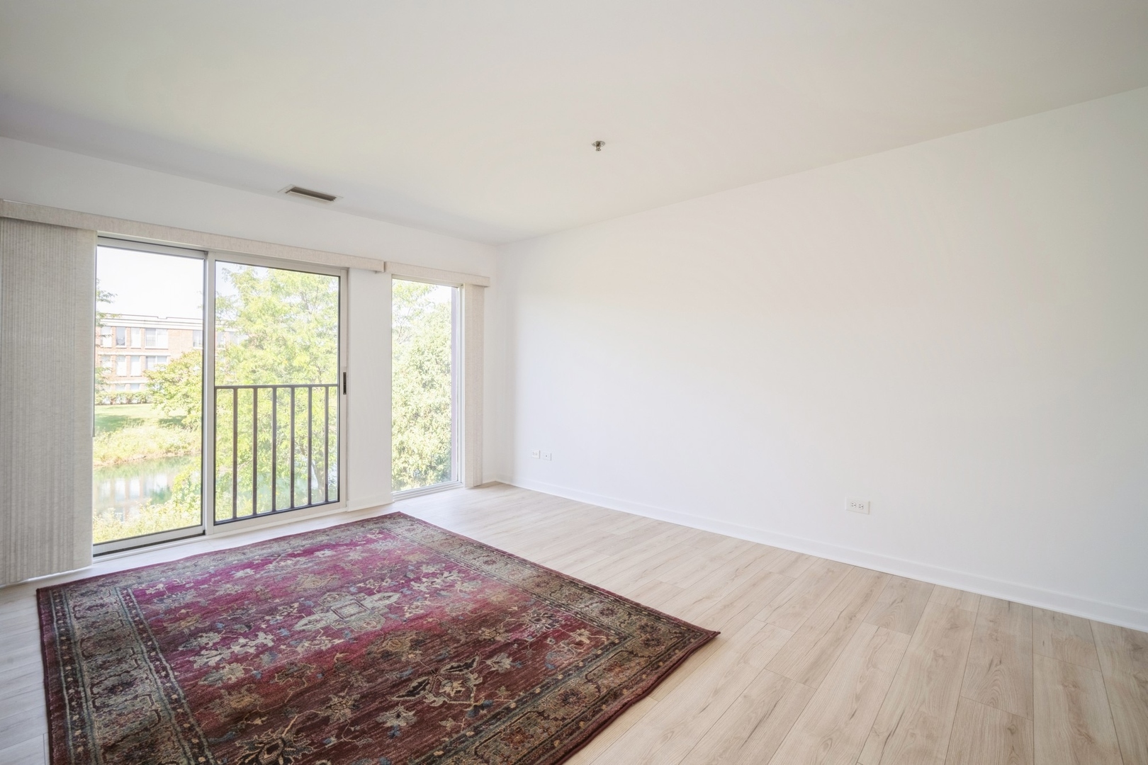 402 Kelburn Road, Unit 221 Deerfield, IL 60015 - Photo 6 of 10 Gallery Image 6