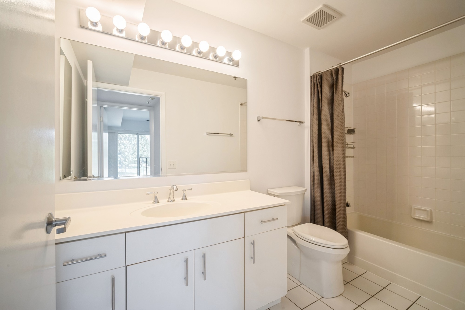 402 Kelburn Road, Unit 221 Deerfield, IL 60015 - Photo 8 of 10 Gallery Image 8