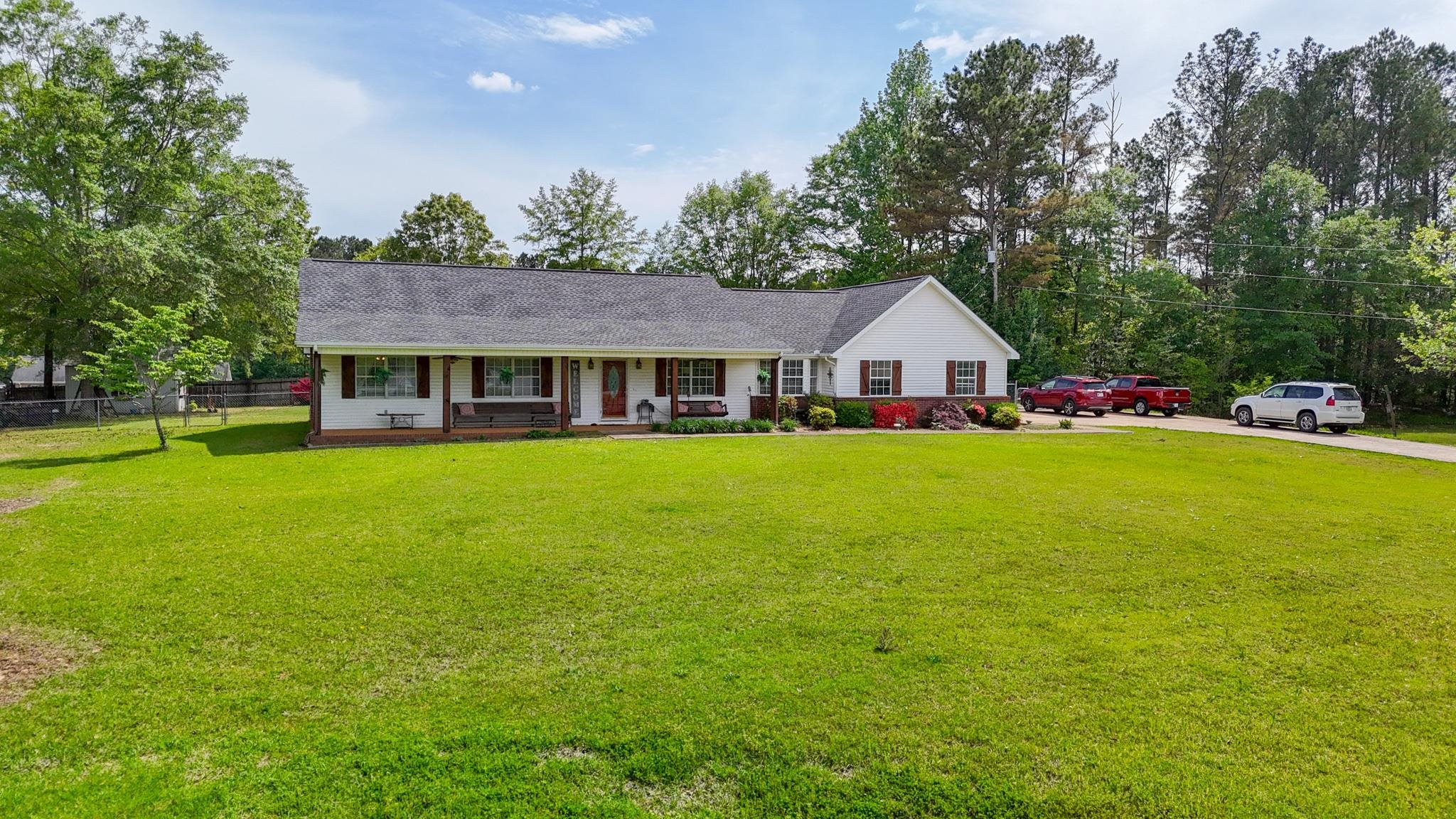 49 Cr 178 Road Iuka, MS 38852 - Photo 27 of 32 a front view of a house with a garden and trees