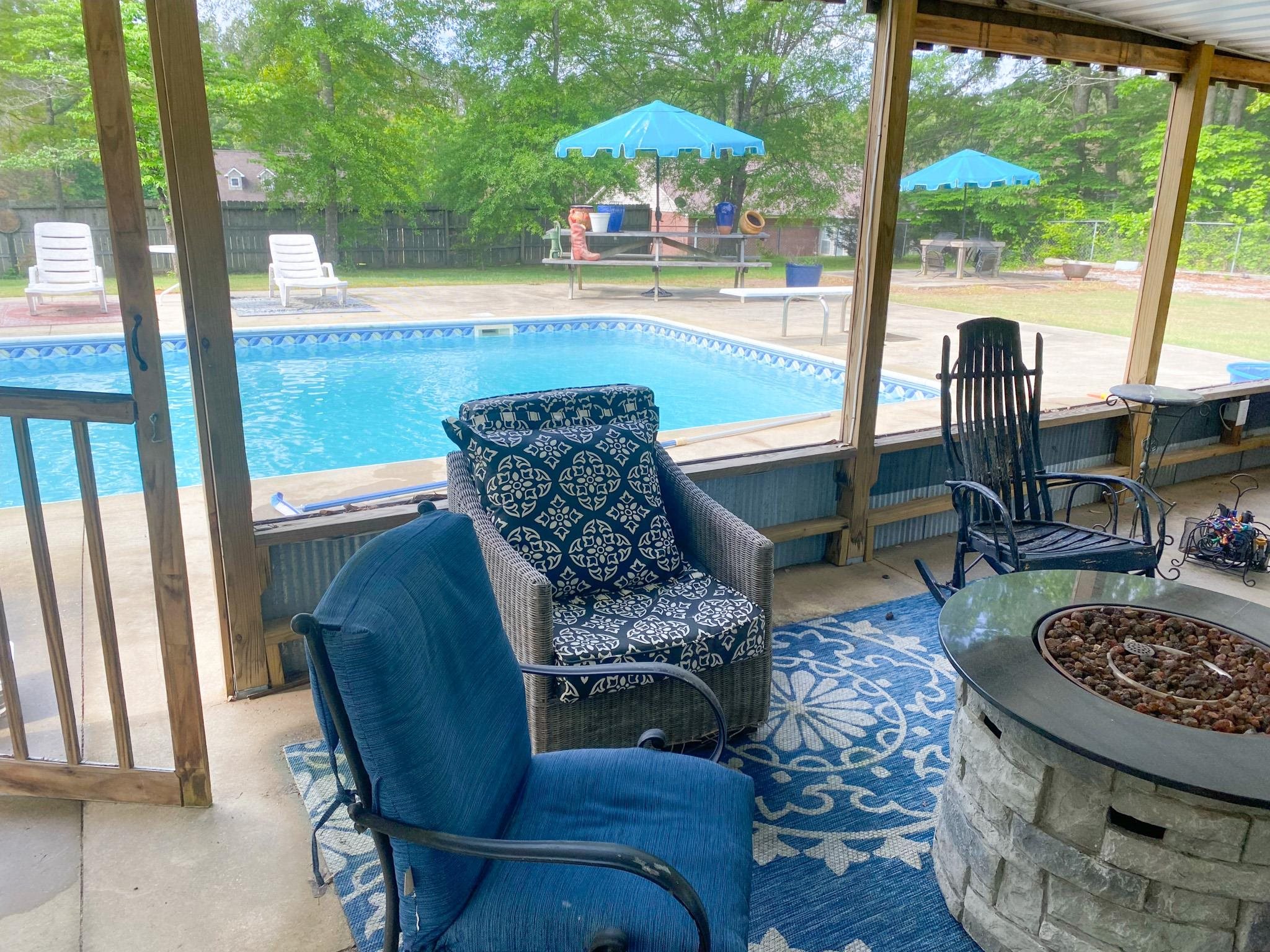 49 Cr 178 Road Iuka, MS 38852 - Photo 4 of 32 a living room with chairs and a table