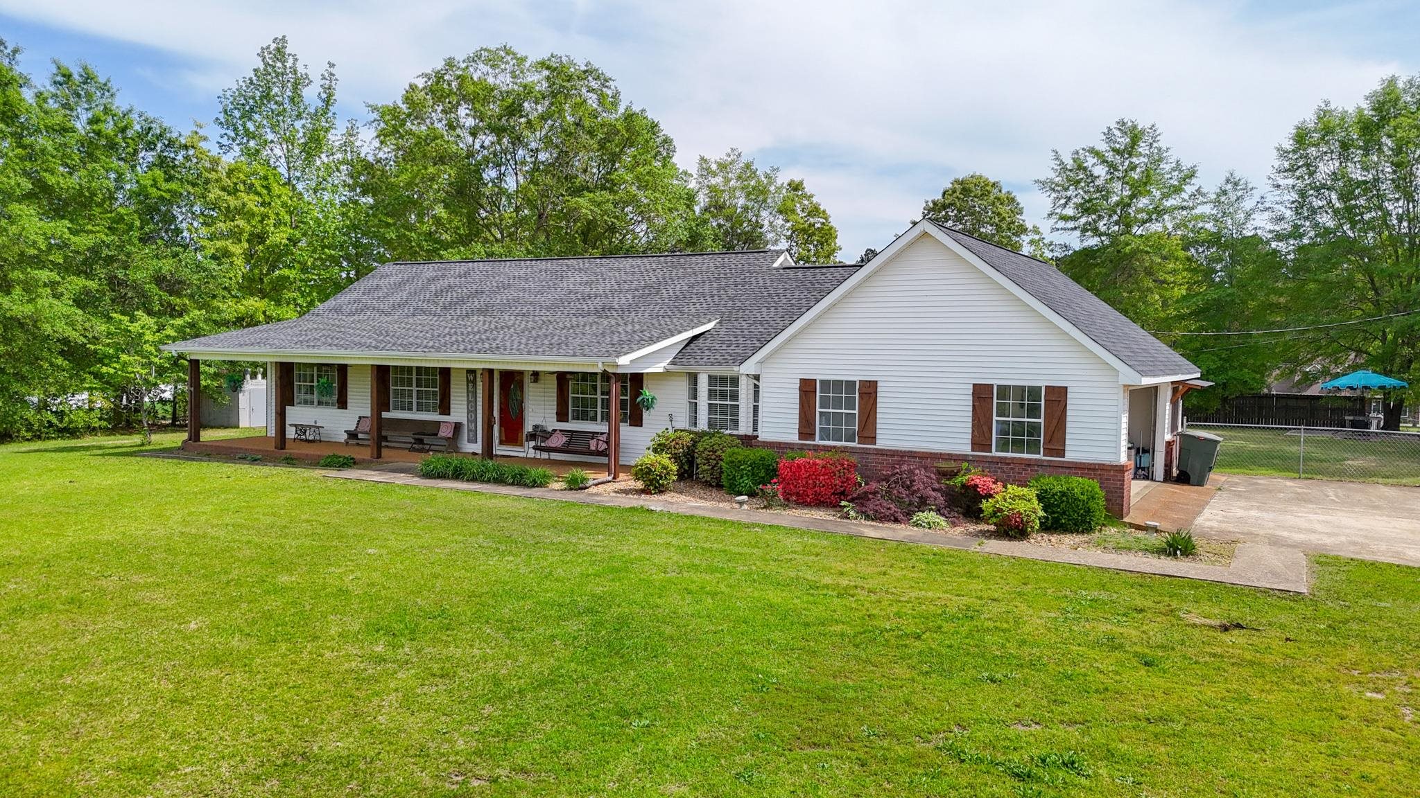 49 Cr 178 Road Iuka, MS 38852 - Photo 6 of 32 a front view of a house with a yard and porch