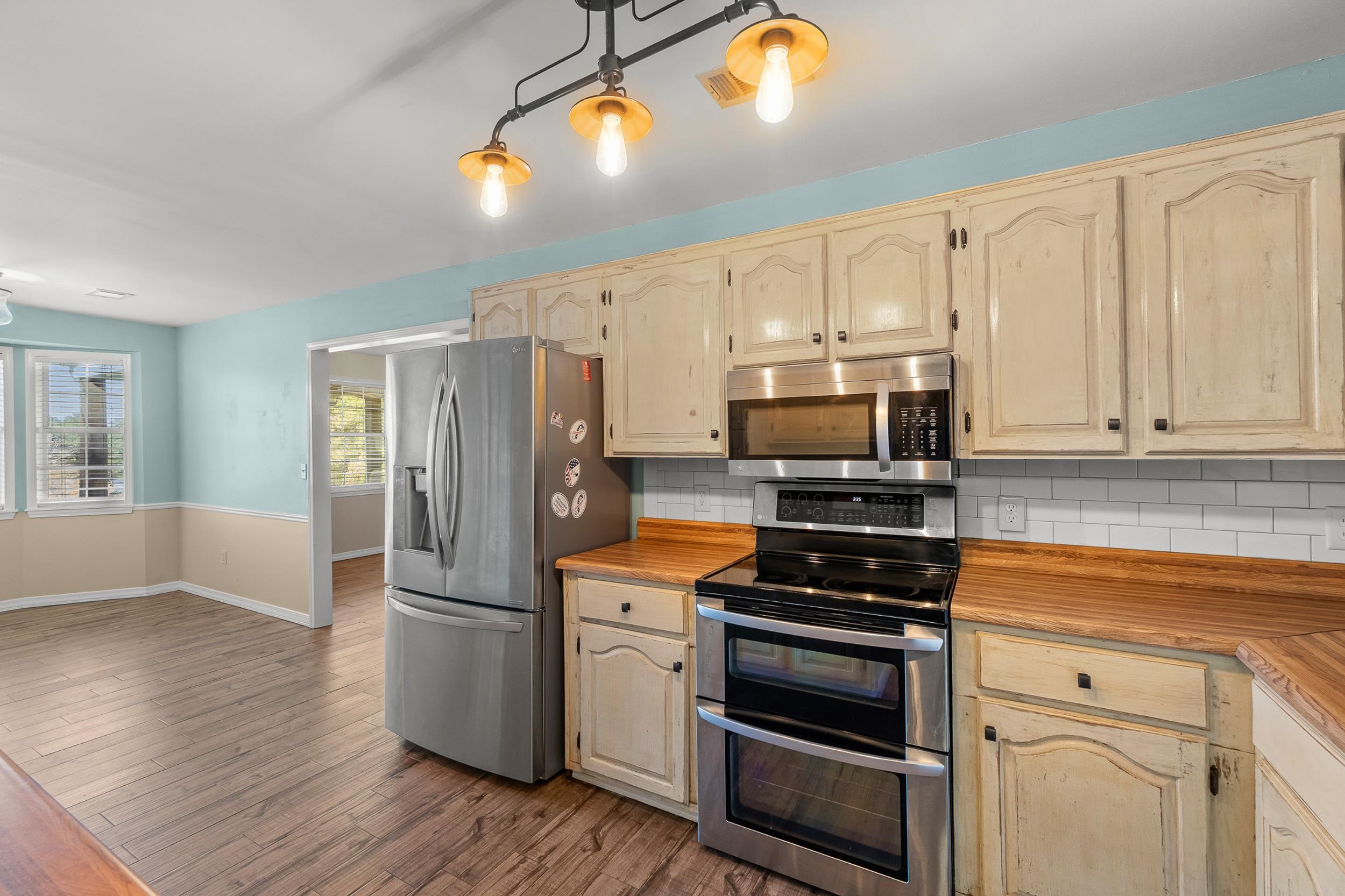 49 Cr 178 Road Iuka, MS 38852 - Photo 10 of 32 a kitchen with stainless steel appliances a refrigerator stove and microwave
