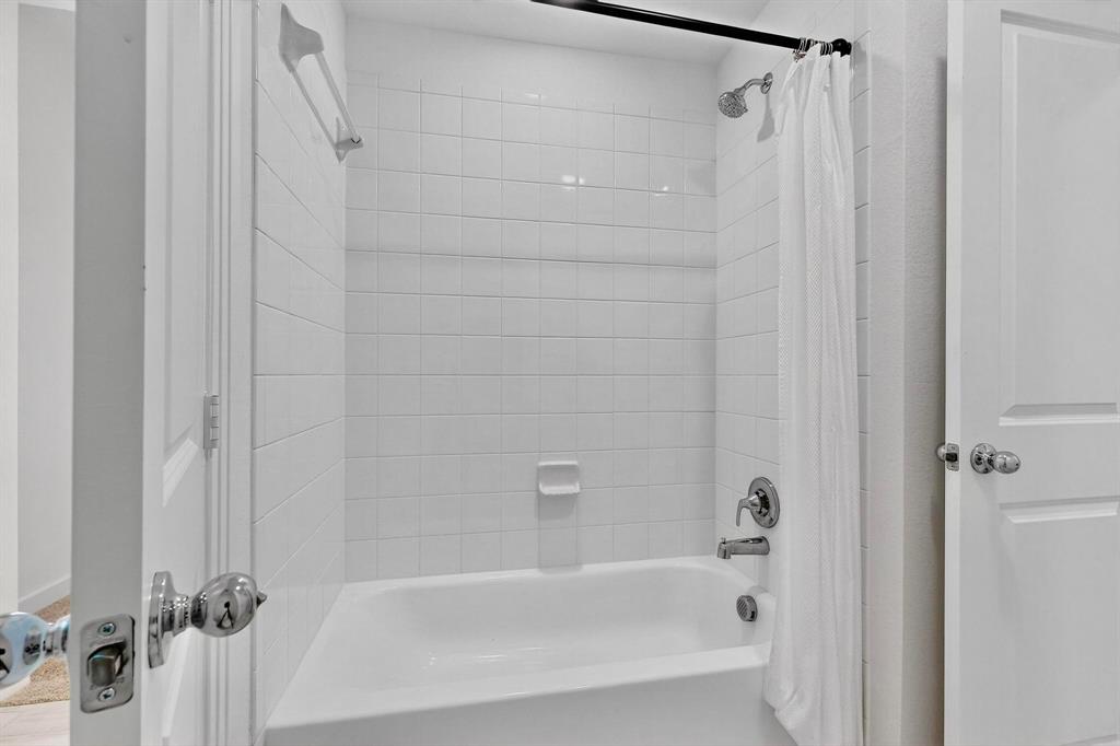 2017 Fall Crk Cove Mesquite, TX 75181 - Photo 27 of 40 Bathroom with shower / bath combo with shower curtain