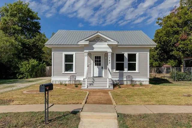 $309,900 | 743 South Blanco Street, Lockhart, TX 78644