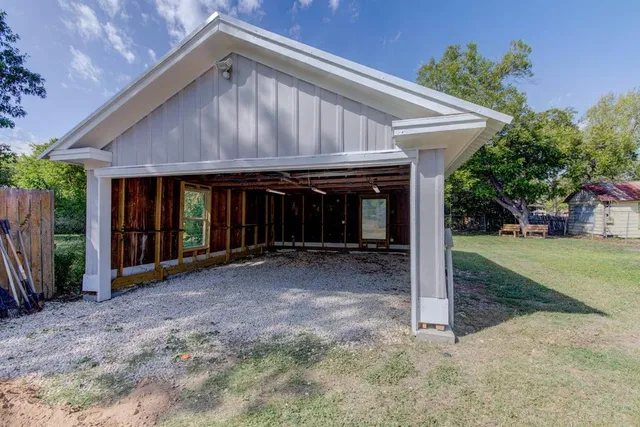 $309,900 | 743 South Blanco Street, Lockhart, TX 78644