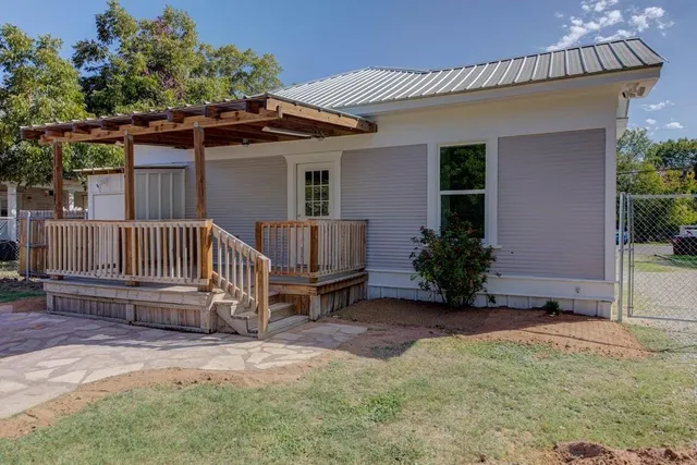 $309,900 | 743 South Blanco Street, Lockhart, TX 78644