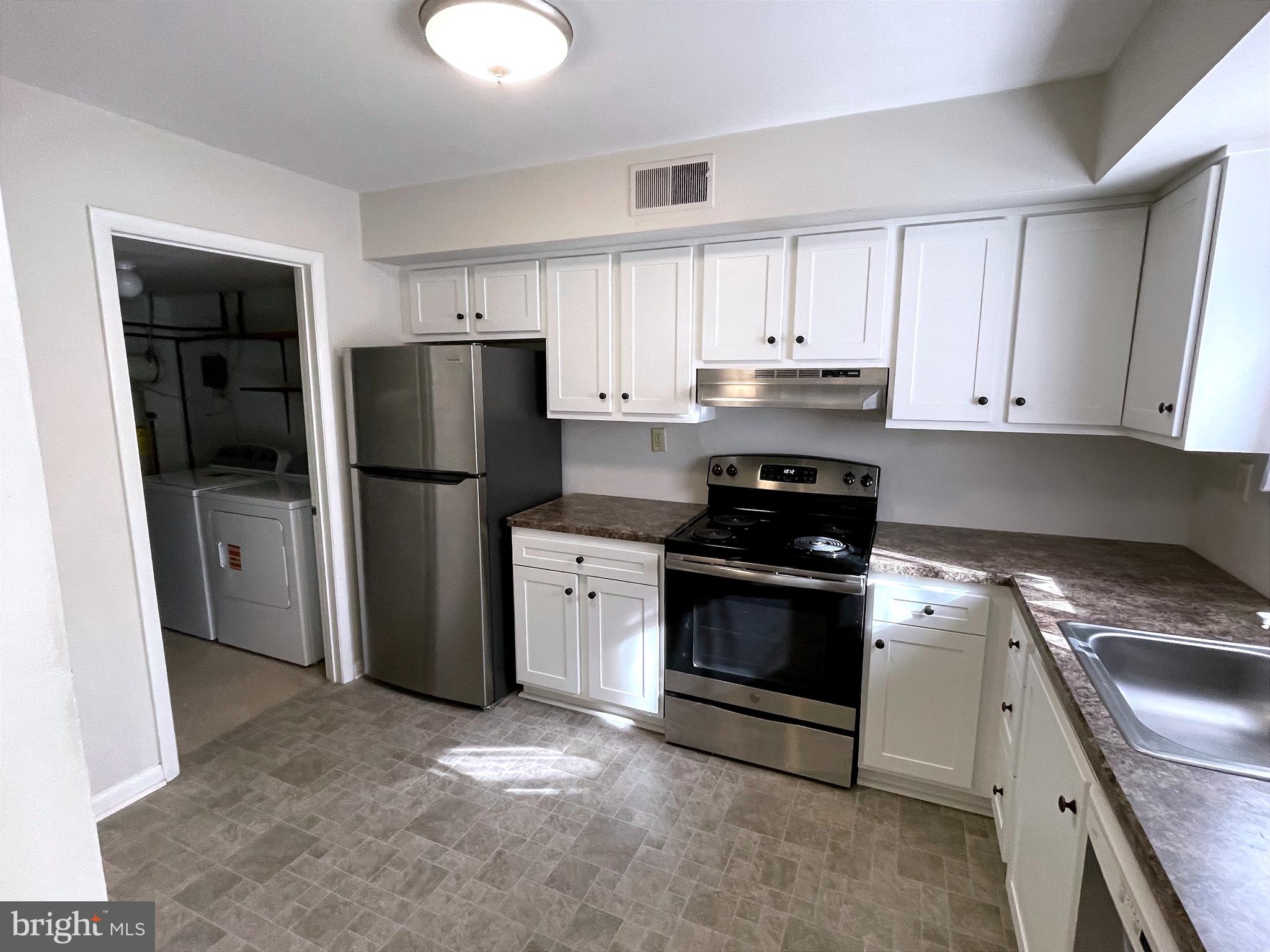 1401 Chelmsford Circle Newark, DE 19713 - Photo 5 of 28 Updated Kitchen!