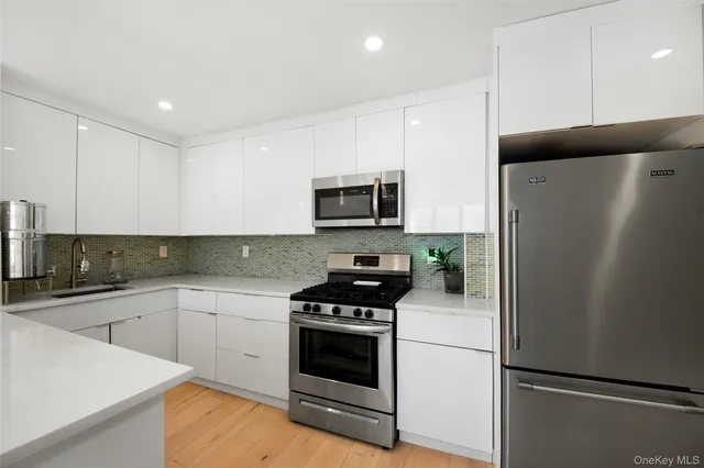 $899,000 | 301 Cathedral Parkway, Unit 3M | Harlem