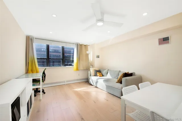 $899,000 | 301 Cathedral Parkway, Unit 3M | Harlem
