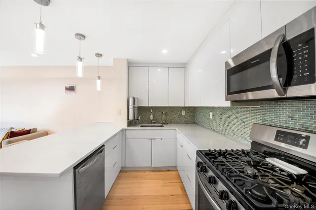 $899,000 | 301 Cathedral Parkway, Unit 3M | Harlem