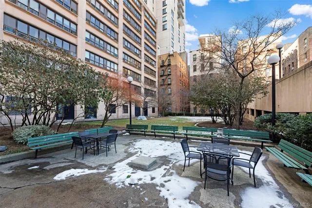 $899,000 | 301 Cathedral Parkway, Unit 3M | Harlem