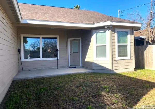 $2,000 | 220 East Byrd Boulevard, Universal City, TX 78148