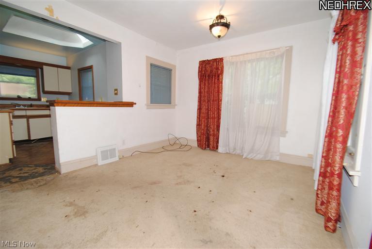 895 Englewood Road Cleveland Heights, OH 44121 - Photo 4 of 12