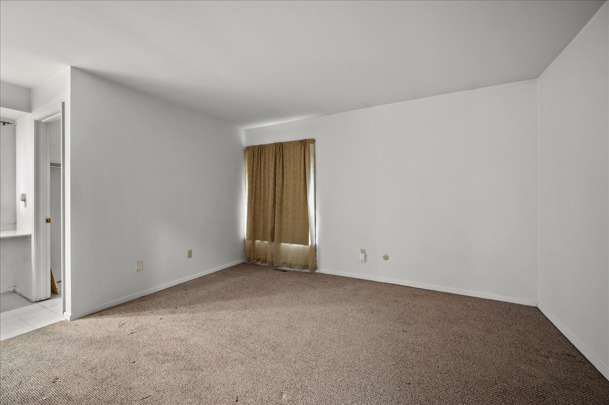 30 Somerset Road Montgomery, IL 60538 - Photo 15 of 30 a view of an empty room with a window