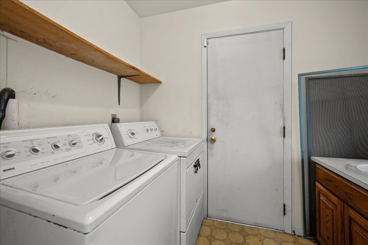 30 Somerset Road Montgomery, IL 60538 - Photo 24 of 30 a utility room with dryer and washer