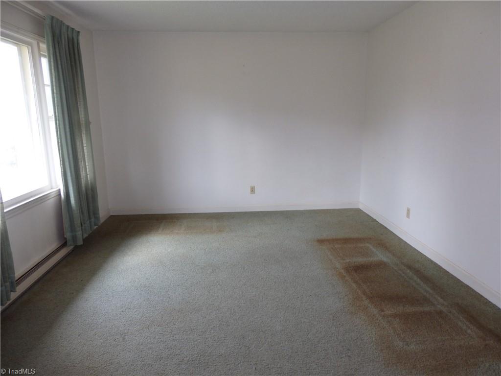 1018 Sutton Road Greensboro, NC 27406 - Photo 14 of 47 Livingroom.