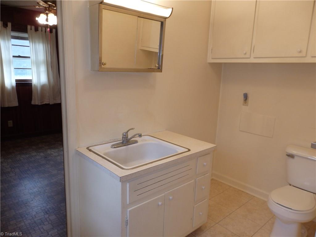 1018 Sutton Road Greensboro, NC 27406 - Photo 17 of 47 Half bath between office and Den.