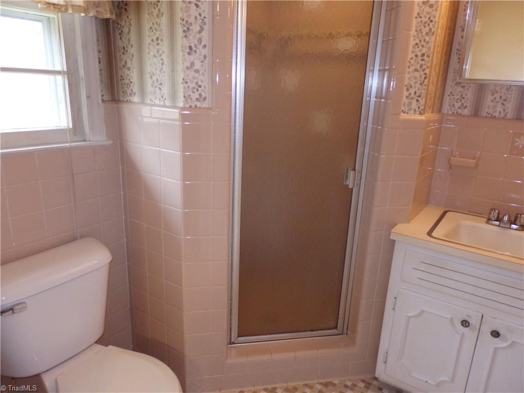 1018 Sutton Road Greensboro, NC 27406 - Photo 19 of 47 Primary bath with shower.