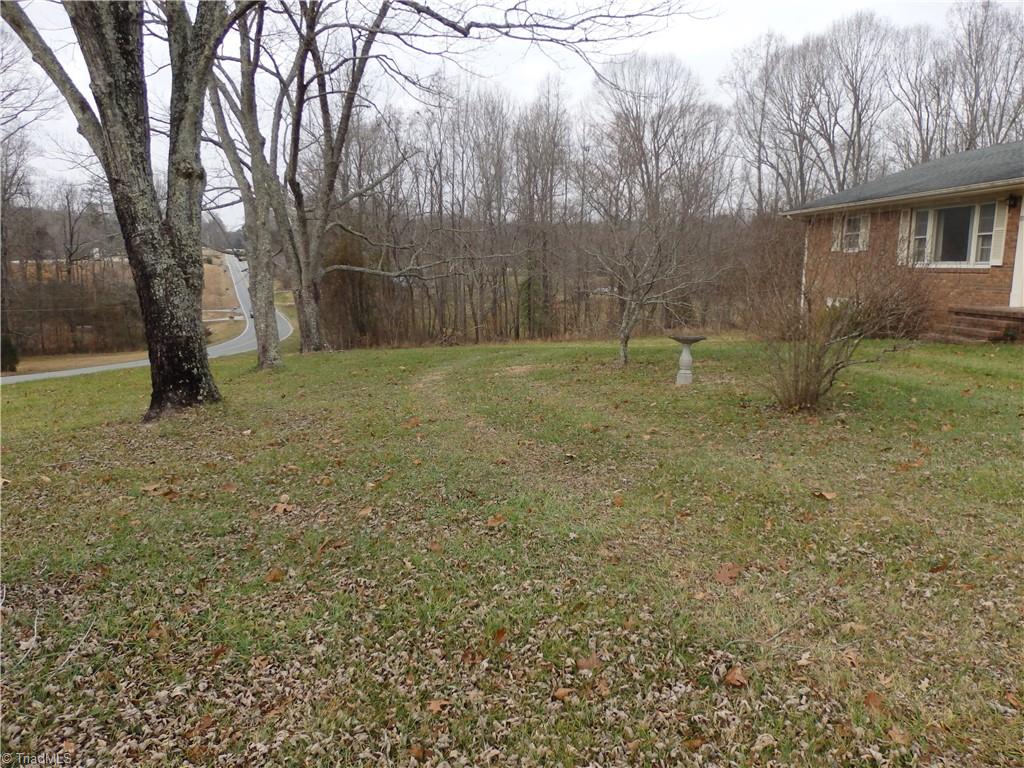 1018 Sutton Road Greensboro, NC 27406 - Photo 30 of 47 Front yard.