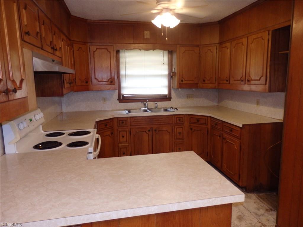1018 Sutton Road Greensboro, NC 27406 - Photo 7 of 47 Kitchen