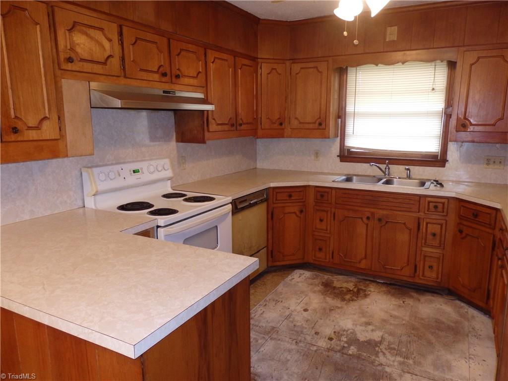 1018 Sutton Road Greensboro, NC 27406 - Photo 8 of 47 Kitchen