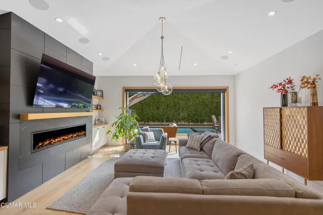 $3,195,000 | 5444 Murietta Avenue, Sherman Oaks, CA 91401