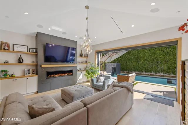 $3,195,000 | 5444 Murietta Avenue, Sherman Oaks, CA 91401