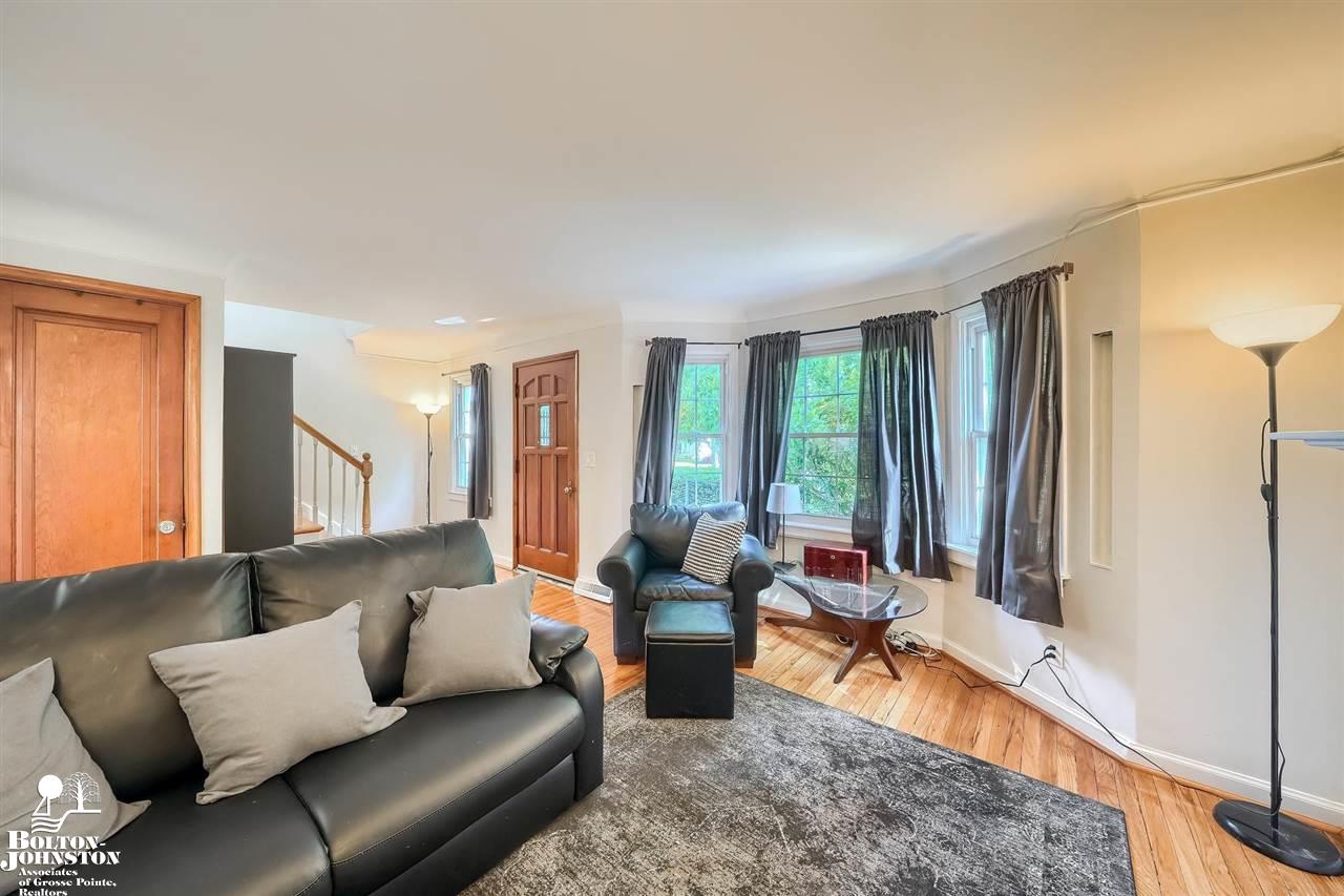 2110 Roslyn Road Grosse Pointe Woods, MI 48236 - Photo 4 of 30