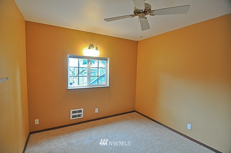 660 Index Place Northeast Renton, WA 98056 - Photo 12 of 18 an empty room with windows and ceiling fan