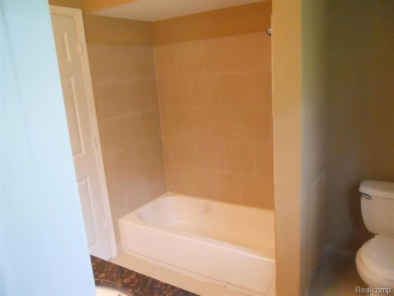 7212 Stonebrook Road West Bloomfield, MI 48322 - Photo 14 of 20 Stonebrook 015.jpg