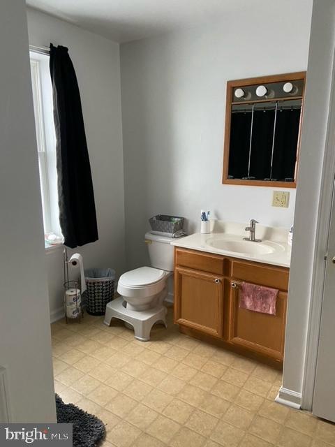 448 Hamilton Street Harrisburg, PA 17102 - Photo 8 of 12 a bathroom with a toilet sink and mirror