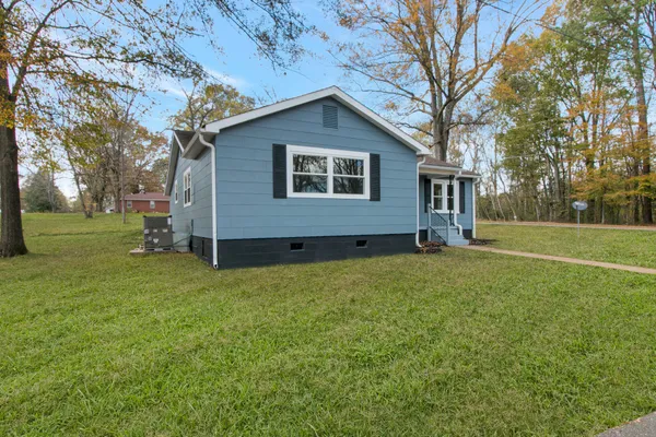 a view of a house with a backyard