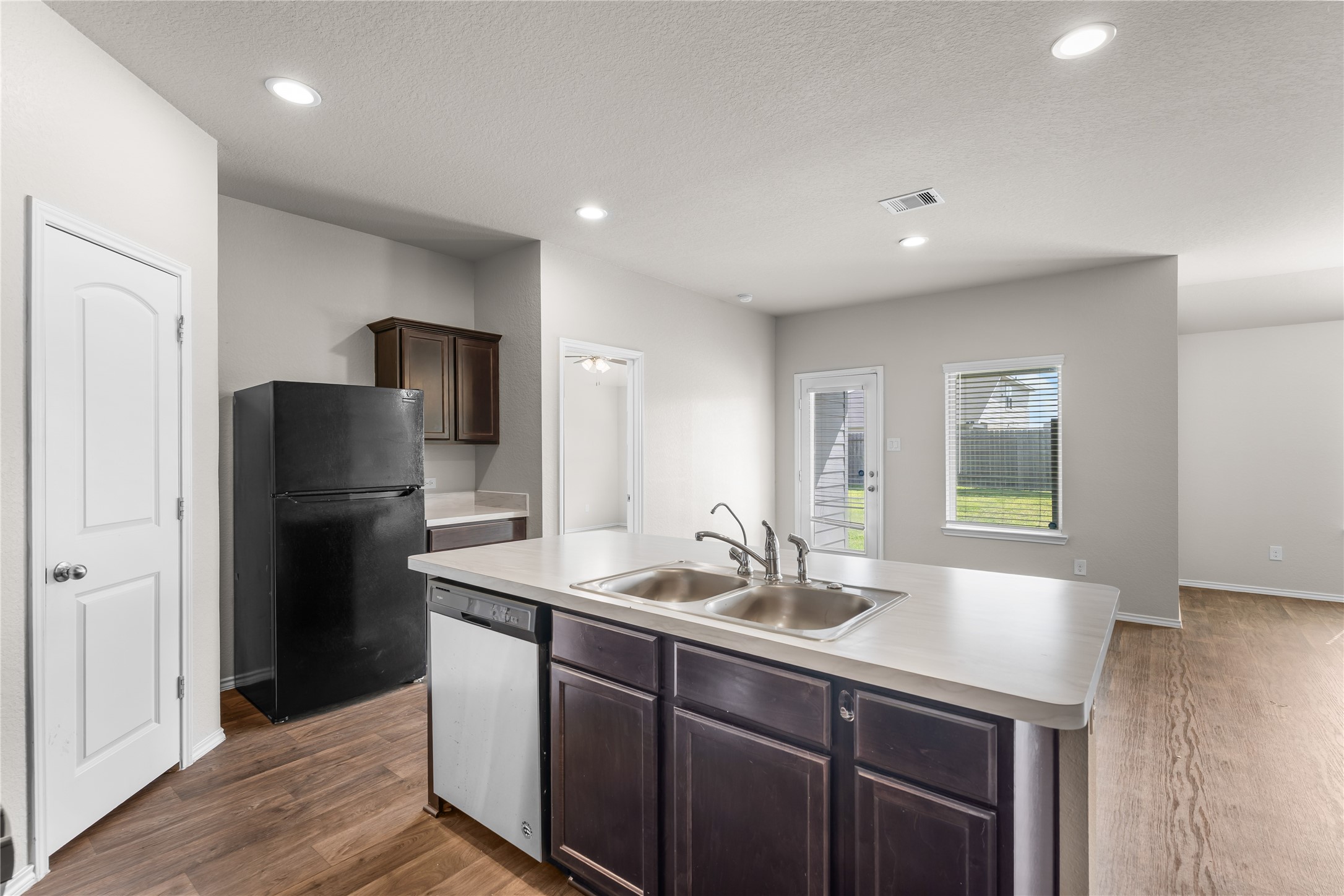 5214 Perkins Ridge Way Katy, TX 77449 - Photo 5 of 29 Kitchen with island and large pantry.