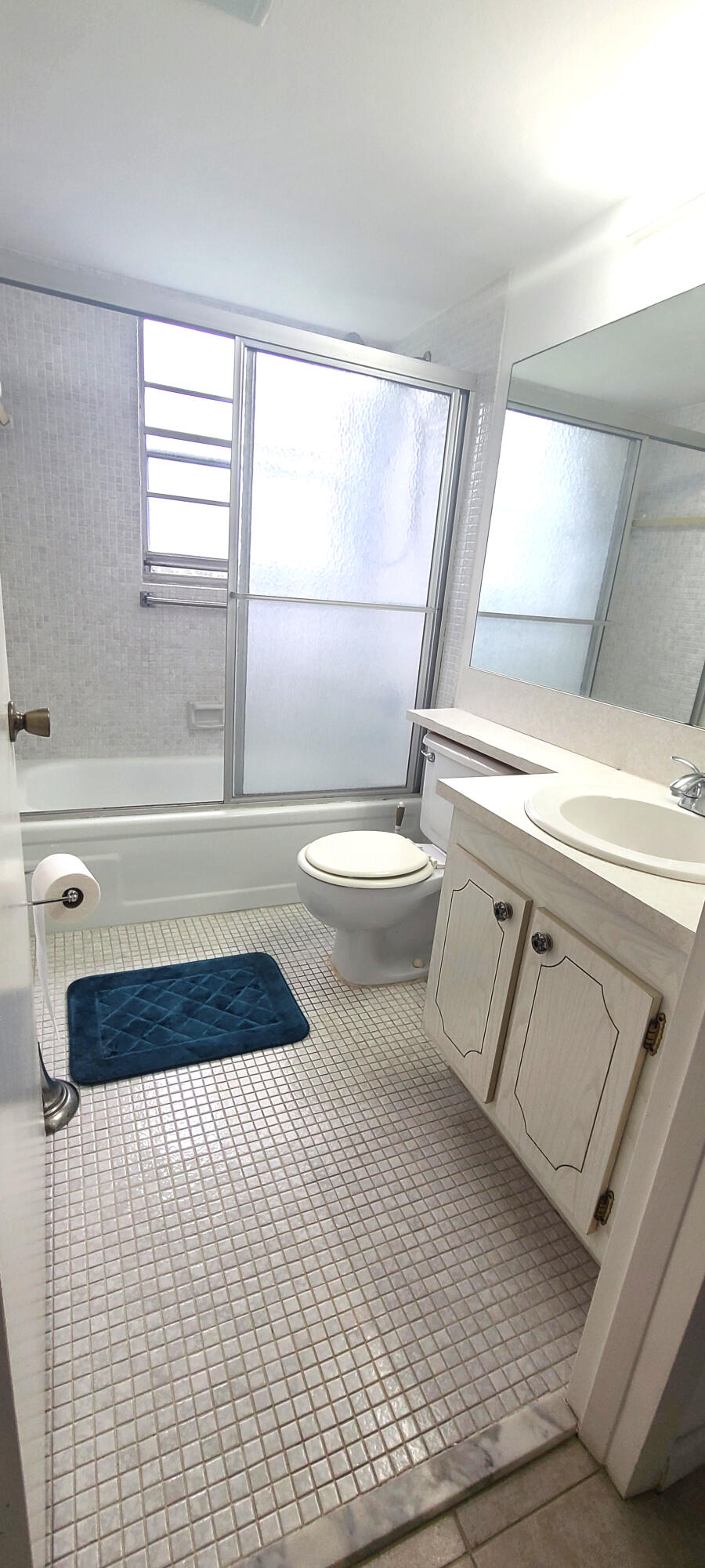 270 Suffolk F Boca Raton, FL 33434 - Photo 10 of 21 a bathroom with a toilet a sink and a bathtub