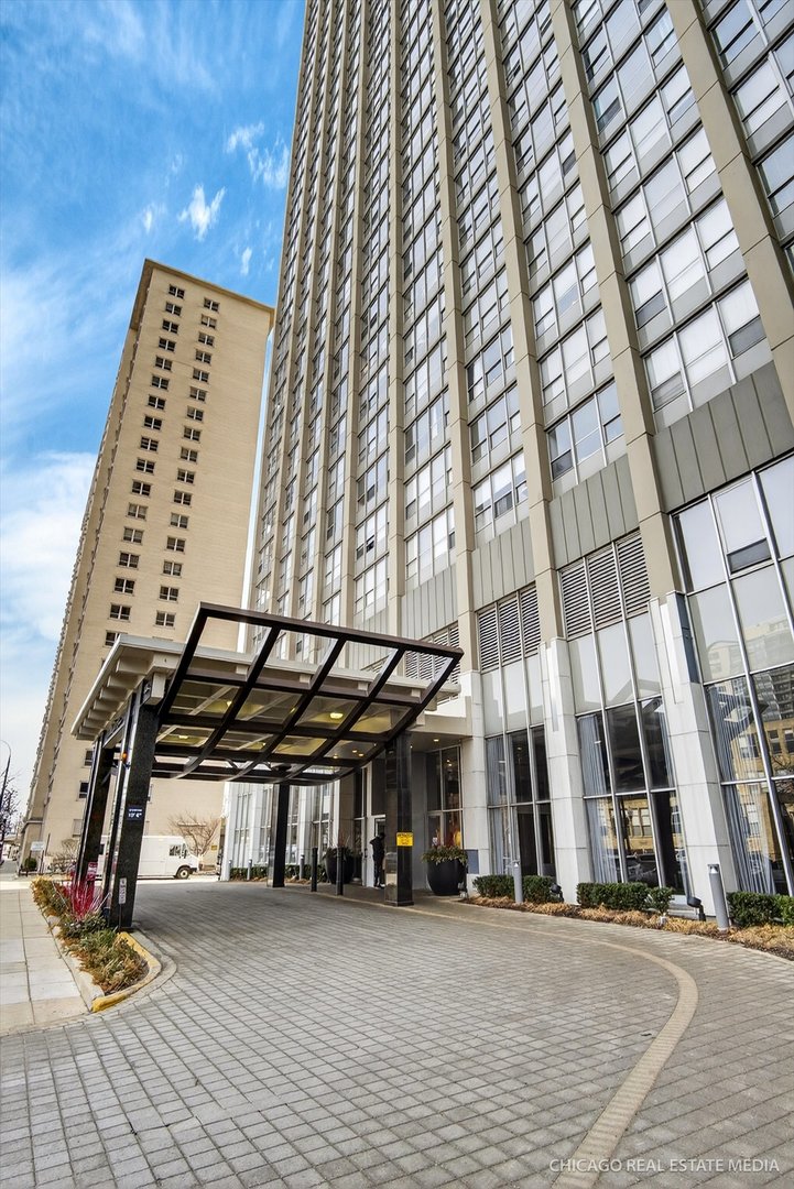 655 West Irving Park Road, Unit 1101 Chicago, IL 60613 - Photo 1 of 26 a view of a large building