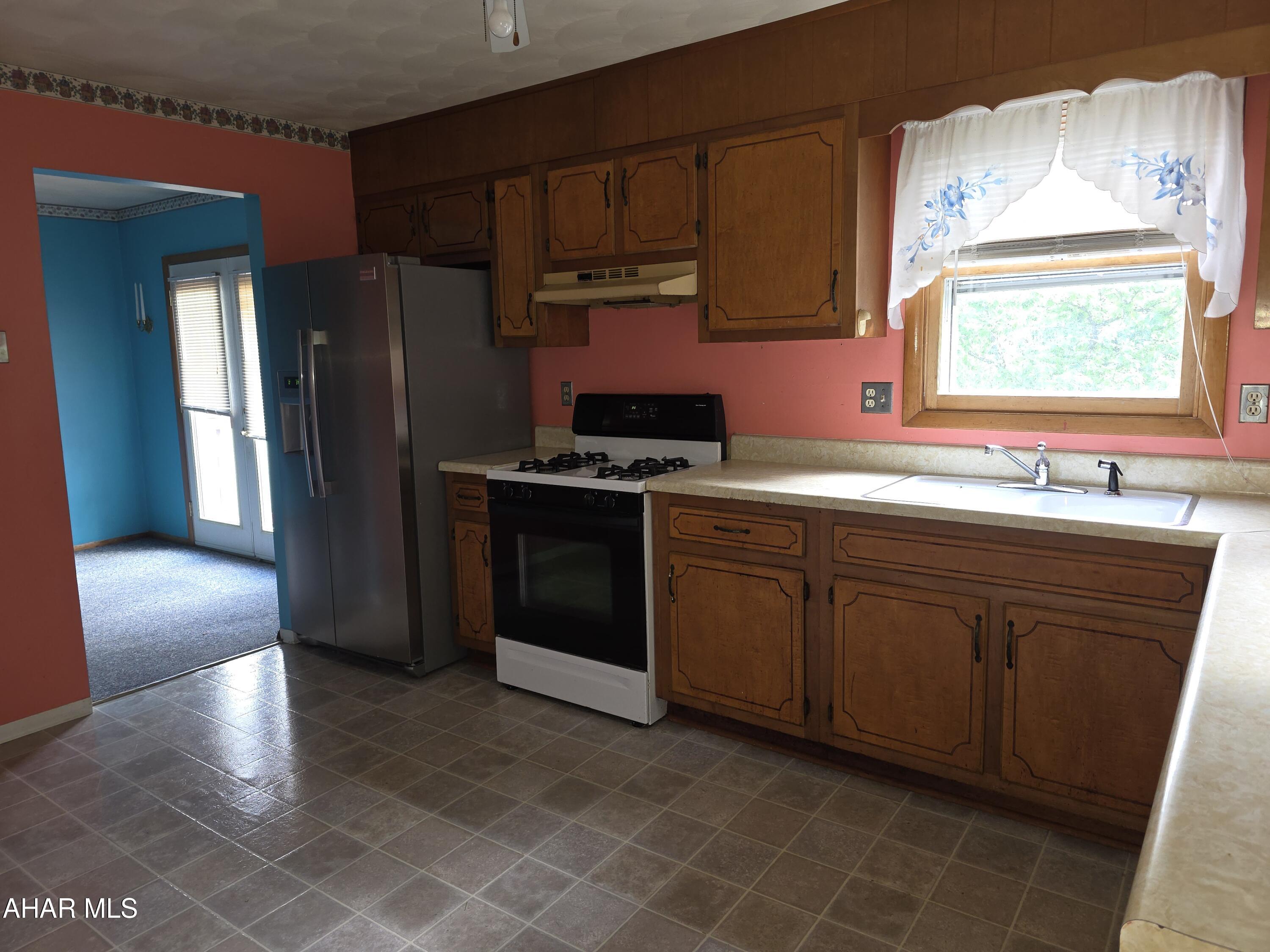 335 6th Street Tyrone, PA 16686 - Photo 4 of 15