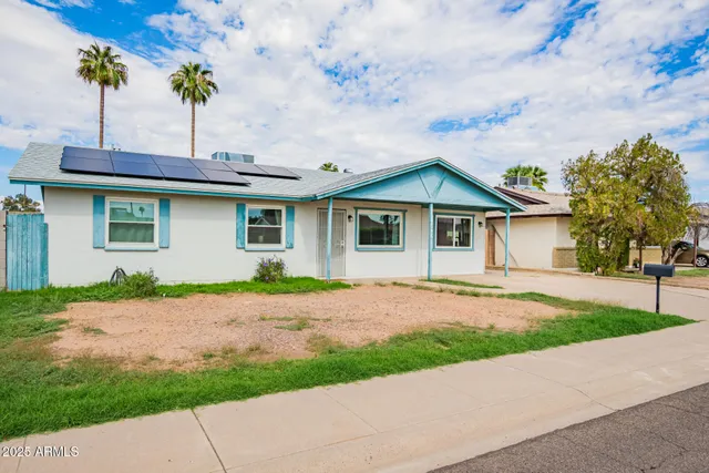 a view of a yard with a house