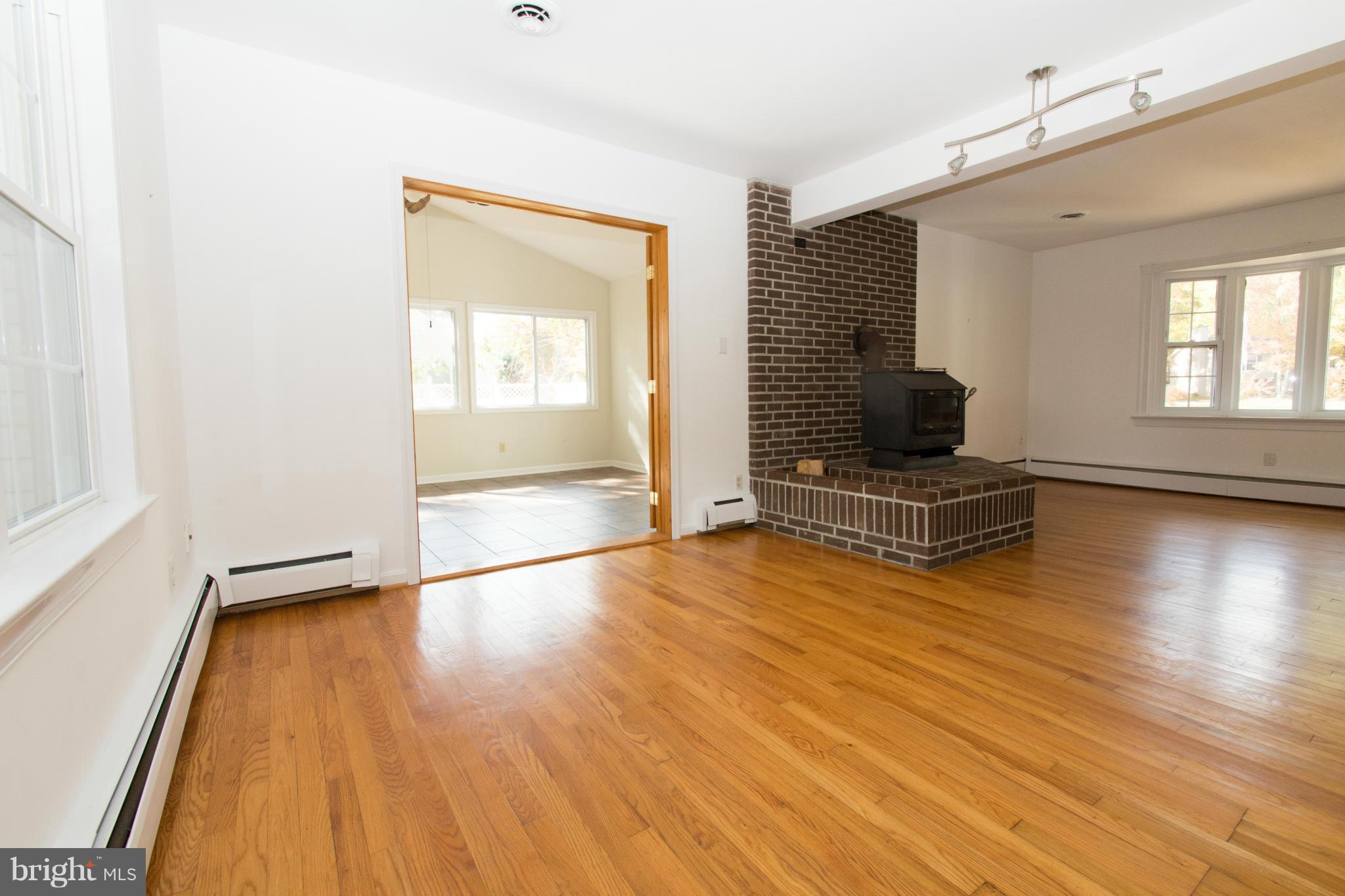 5903 Joe Road Deale, MD 20751 - Photo 3 of 28 Living Room