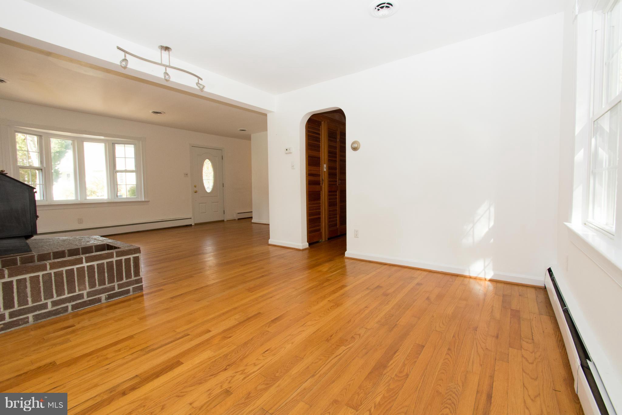 5903 Joe Road Deale, MD 20751 - Photo 4 of 28 Living Room