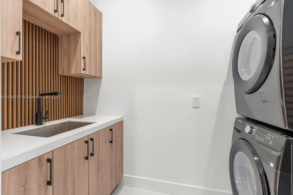 1215 Northeast 11th Avenue, Unit B Fort Lauderdale, FL 33304 - Photo 31 of 62 a utility room with dryer and washer