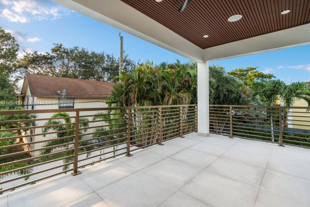 1215 Northeast 11th Avenue, Unit B Fort Lauderdale, FL 33304 - Photo 34 of 62 a view of a balcony