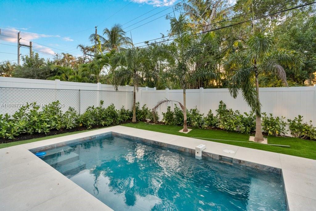 1215 Northeast 11th Avenue, Unit B Fort Lauderdale, FL 33304 - Photo 61 of 62 a view of a jacuzzi