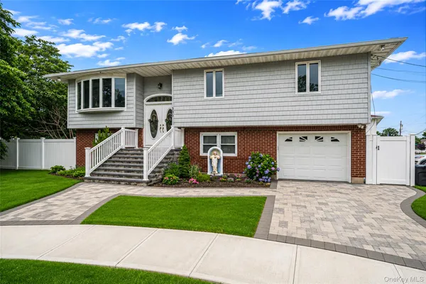 $824,999 | 395 North Putnam Avenue, Lindenhurst, NY 11757