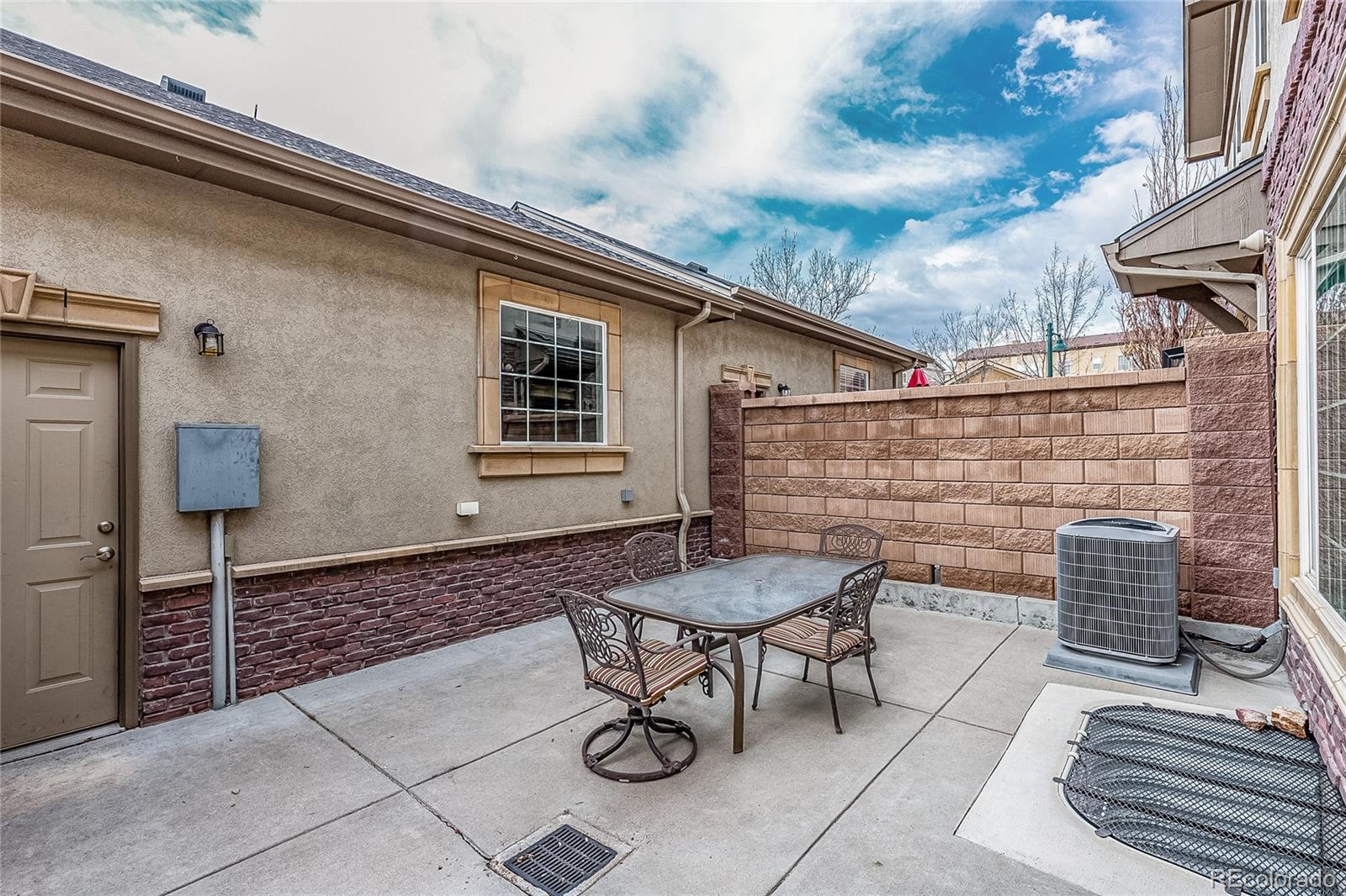 592 Brookhurst Avenue, Unit 26B Highlands Ranch, CO 80129 - Photo 7 of 19 a backyard of a house with table and chairs
