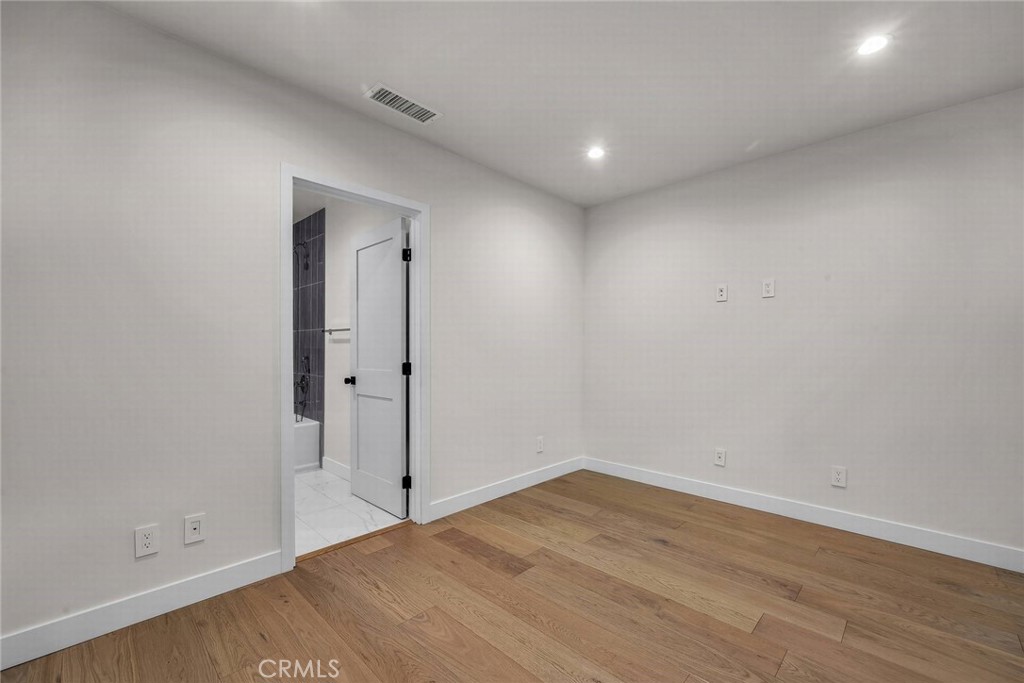 5110 Greenbush Avenue Sherman Oaks, CA 91423 - Photo 24 of 40 a view of an empty room
