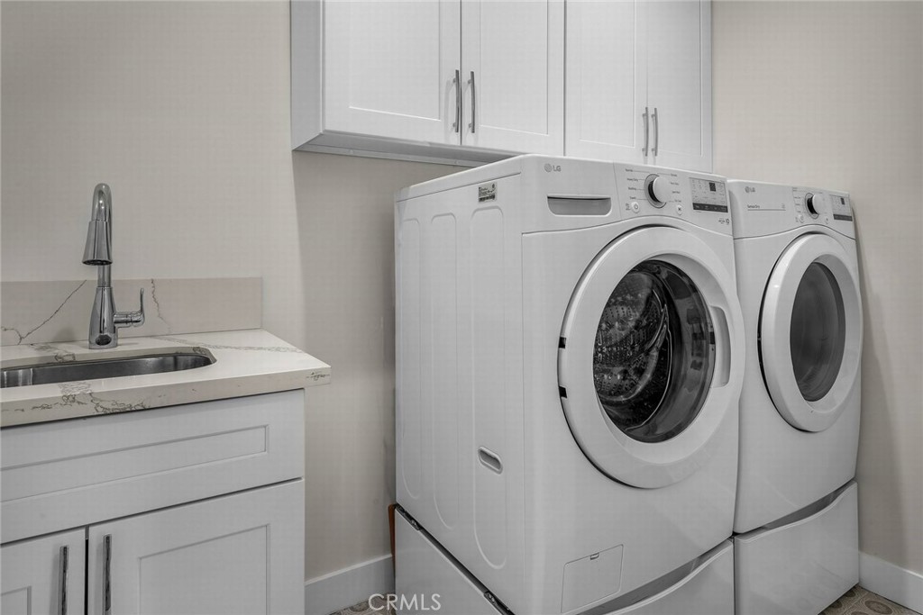 5110 Greenbush Avenue Sherman Oaks, CA 91423 - Photo 34 of 40 a utility room with dryer and washer